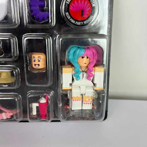 Roblox Avatar Shop Candy Avatar Toy Set Figure w/ Code! New & Sealed! - Picture 4 of 16
